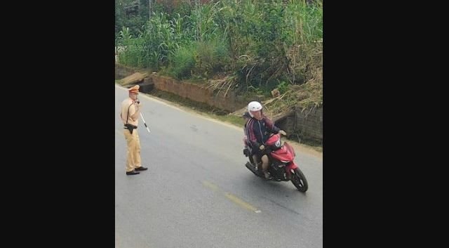 Không chấp hành hiệu lệnh dừng xe - hành vi tiềm ẩn nguy cơ tai nạn cao
