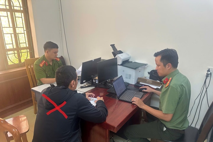Phạt hành chính việc đăng tải hình ảnh cá nhân ghép mặc quân phục Công an nhân dân