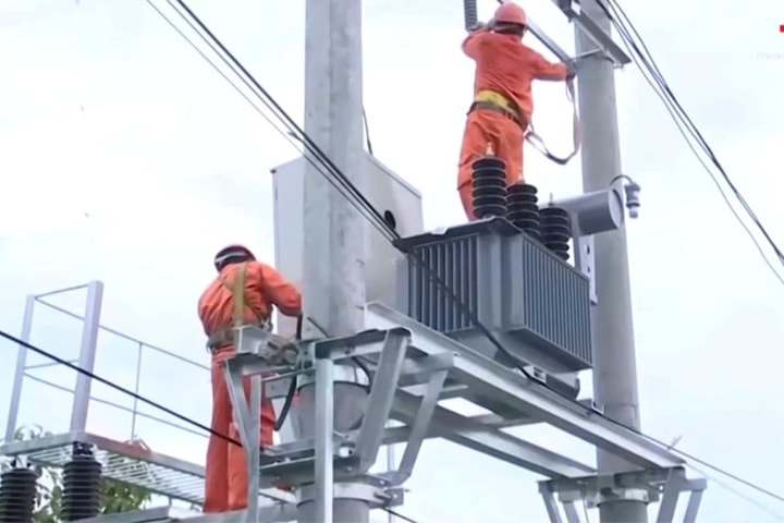 Người dân khổ sở vì điện chập chờn giữa mùa nắng nóng