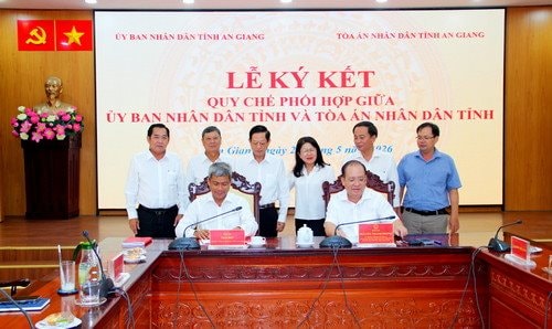 TAND tỉnh và UBND tỉnh An Giang ký kết quy chế phối hợp