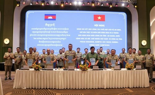 Phối hợp bảo vệ an ninh tuyến biên giới Việt Nam - Campuchia