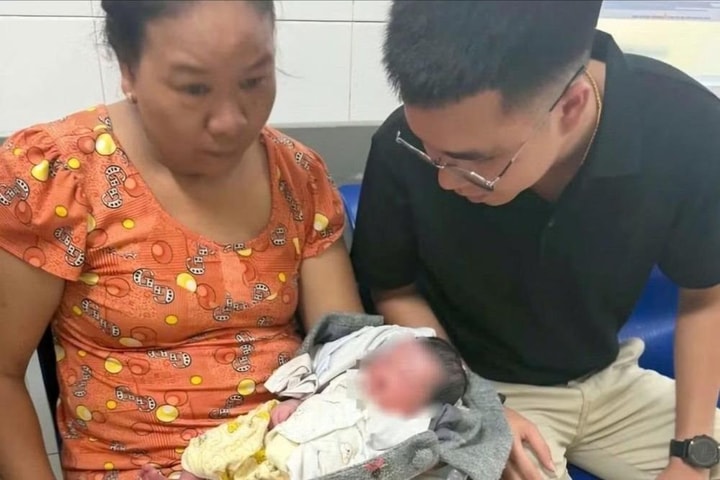 Bé sơ sinh còn nguyên dây rốn được phát hiện trước cổng chùa