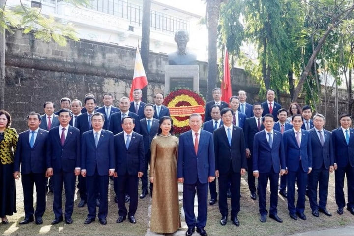 Tổng Bí thư, Chủ tịch nước Tô Lâm dâng hoa tại Tượng đài Chủ tịch Hồ Chí Minh ở Philippines