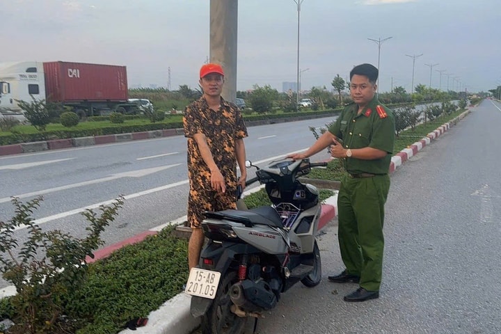 Công an phường tìm lại xe máy cho người dân sau tai nạn trong đêm mưa