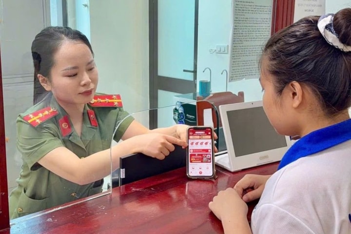 Hàng trăm người dân làm hộ chiếu online qua VNeID