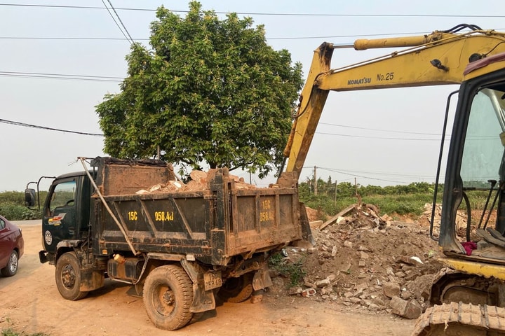 Khởi tố đối tượng đổ thải vật liệu xây dựng trái phép
