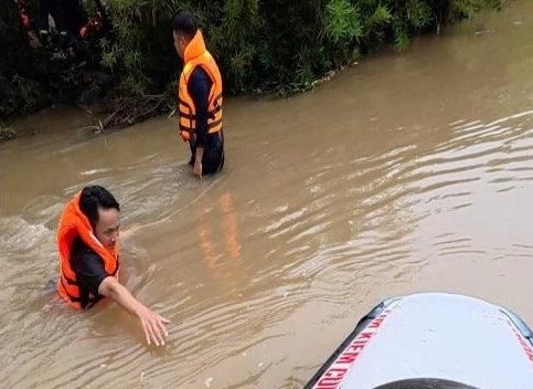 Nỗ lực tìm kiếm nam sinh mất tích trên sông