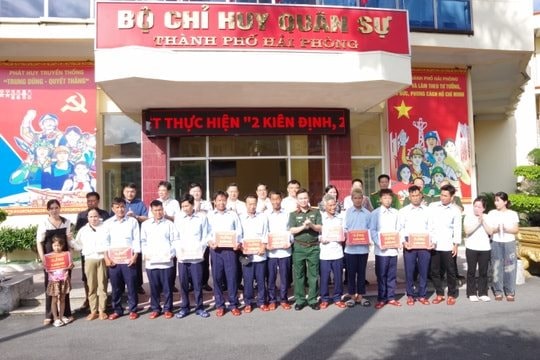 Bàn giao 11 thuyền viên gặp nạn tại vùng biển Bạch Long Vĩ về gia đình