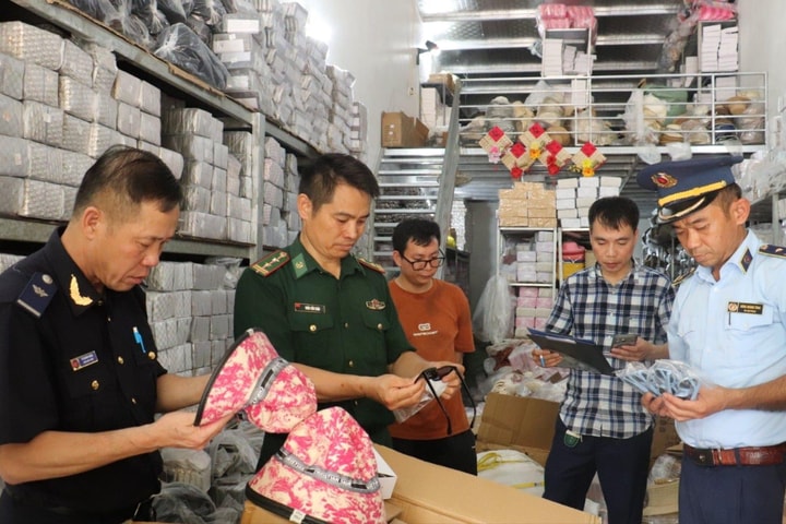 Tạm giữ hơn 900 sản phẩm giả mạo nhãn mác