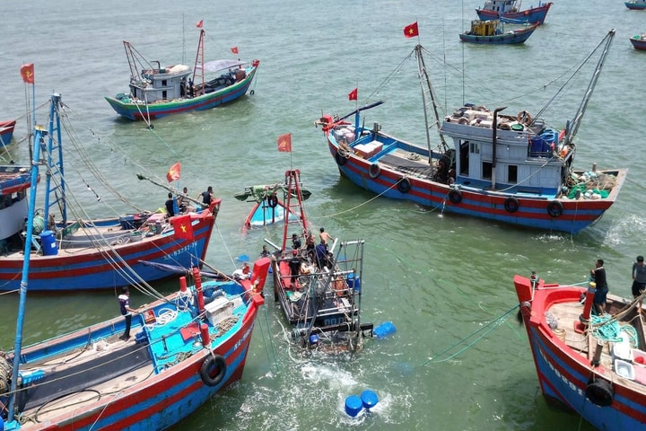 Tàu cá gặp nạn khi vào bờ