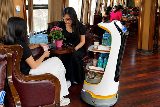 Tàu Hoa Phượng Đỏ triển khai rô bốt phục vụ hành khách trên toa VIP