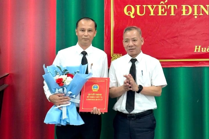 Trao quyết định bổ nhiệm Phó Chánh Văn phòng TAND khu vực 4 - Huế