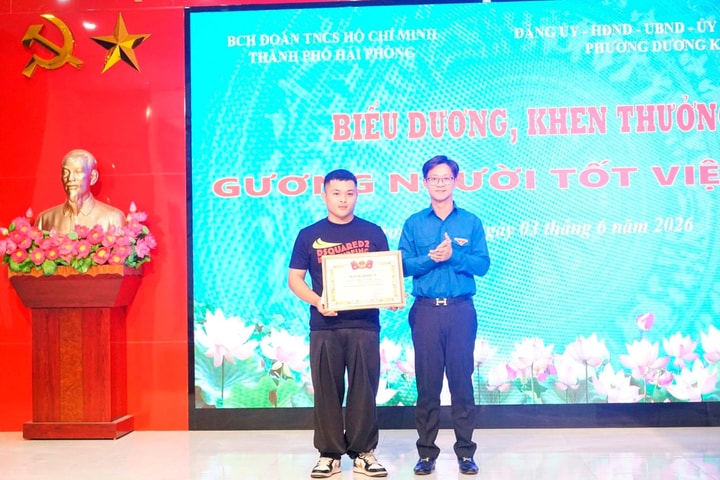 Khen thưởng nam thanh niên dũng cảm cứu phụ nữ khỏi kẻ cầm dao