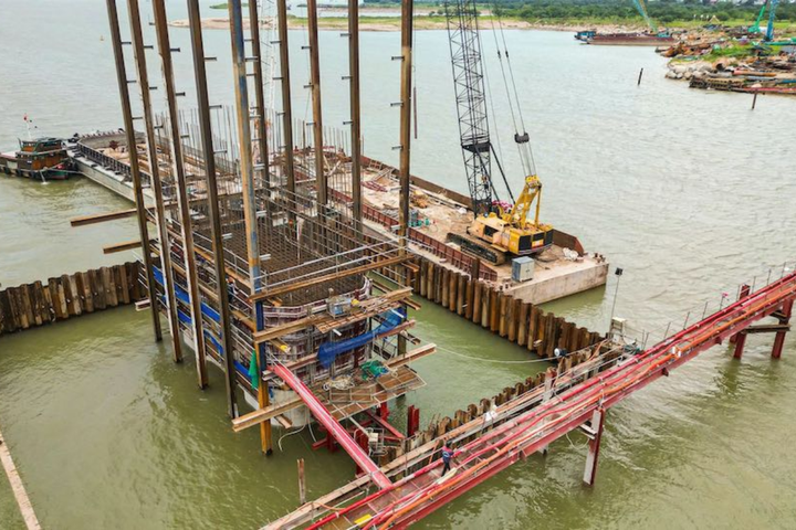 Hà Nội quyết không để mặt bằng cản tiến độ các dự án cầu vượt sông Hồng