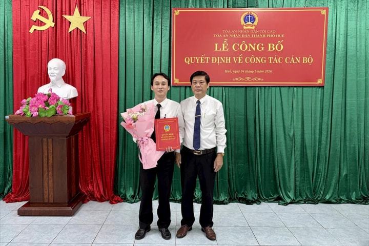 Trao quyết định bổ nhiệm Chánh Văn phòng TAND khu vực 3 – Huế