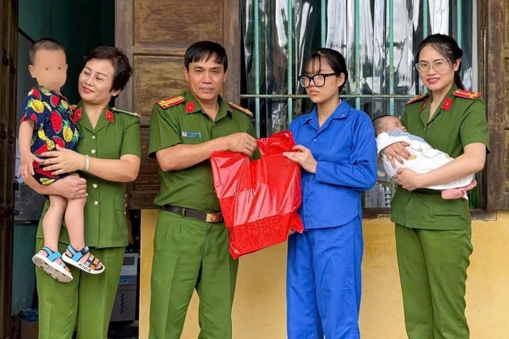 Những “người mẹ mang sắc phục” và hành trình cảm hóa bằng yêu thương