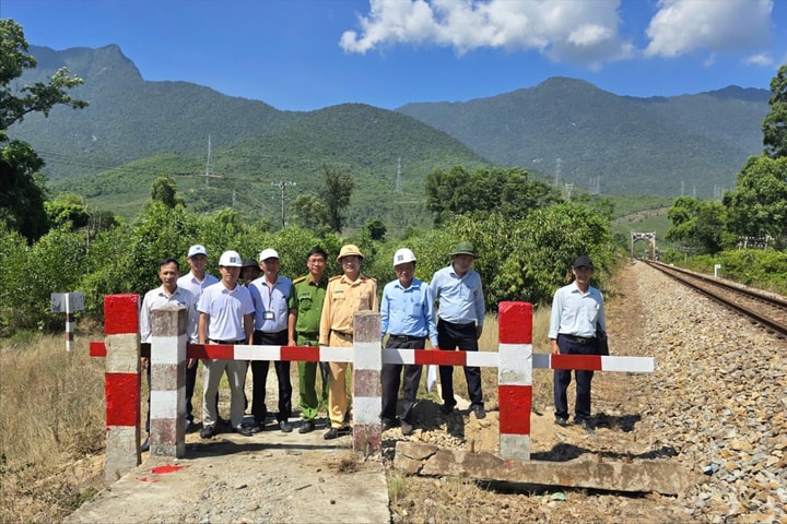 Rào đóng thêm 3 lối đi tự phát, siết an toàn đường sắt ở Huế