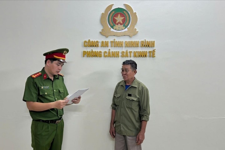 Khởi tố đối tượng khai thác cát trái phép trên sông Đáy