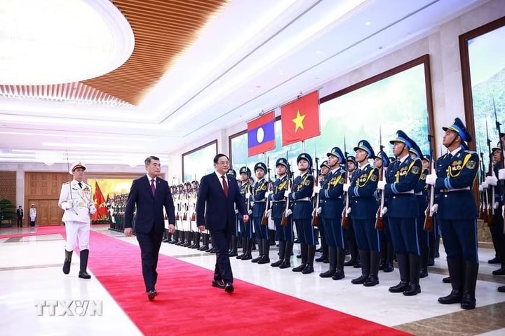 Thủ tướng Lê Minh Hưng chủ trì lễ đón chính thức Thủ tướng Lào Sonexay Siphandone