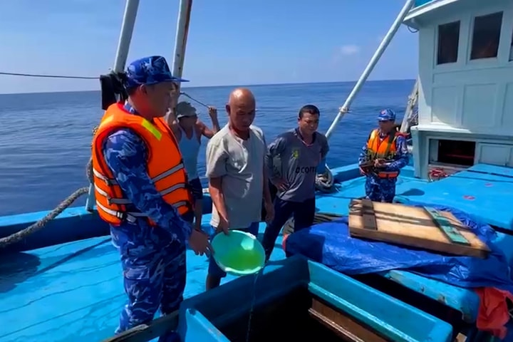 Bắt giữ tàu vận chuyển trái phép dầu D.O