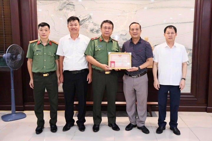 Trao Kỷ niệm chương “Vì sự nghiệp Tòa án” cho Giám đốc Công an tỉnh Tuyên Quang