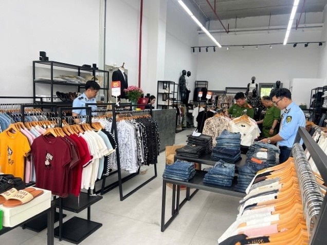 Xử phạt 2 cửa hàng bán quần áo giả mạo nhãn hiệu nổi tiếng