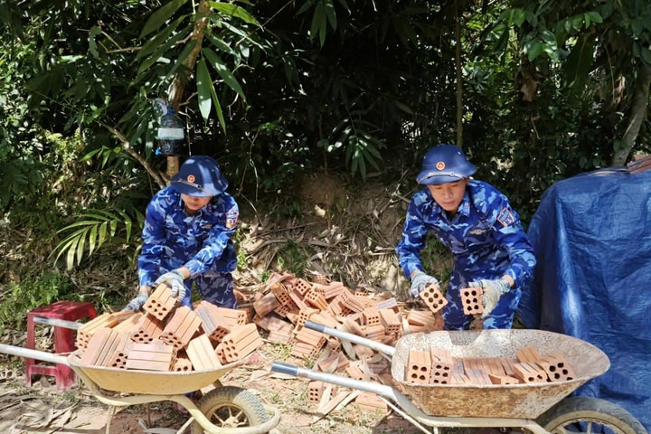 Chung tay xây dựng công trình vệ sinh cho đồng bào Cor