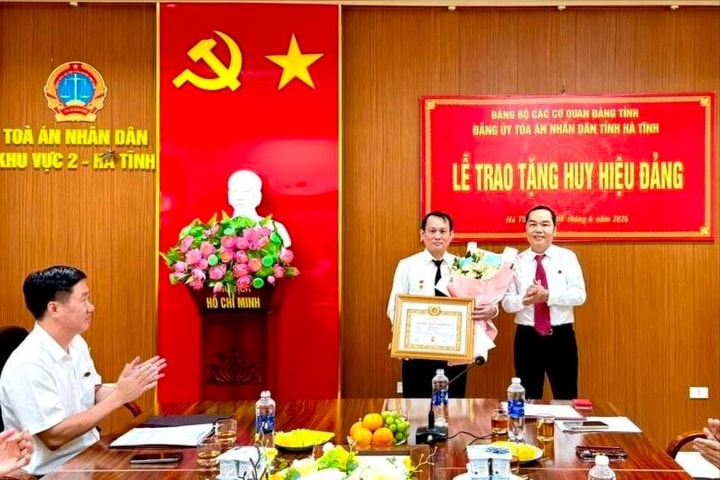 Trao Huy hiệu 30 năm tuổi Đảng tại TAND khu vực 2 - Hà Tĩnh