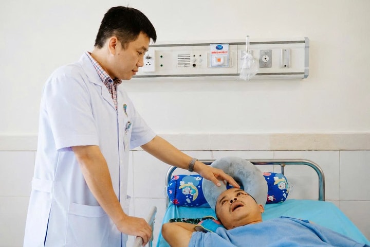 Cứu sống bệnh nhân chấn thương sọ não hôn mê sâu không có người thân