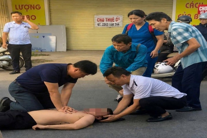 Kịp thời cứu người gặp tai nạn trên đường