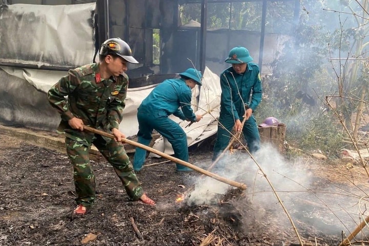 Hỗ trợ gia đình hộ nghèo sau vụ hỏa hoạn