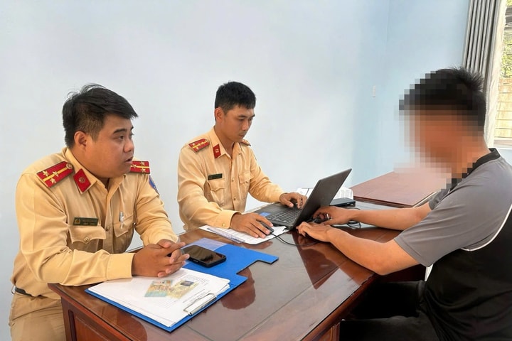 Vượt rào chắn đường sắt, tài xế bị phạt nặng
