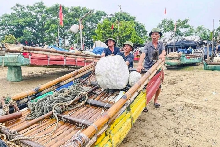 Công an "bám biển" cùng ngư dân, quyết liệt chống khai thác IUU