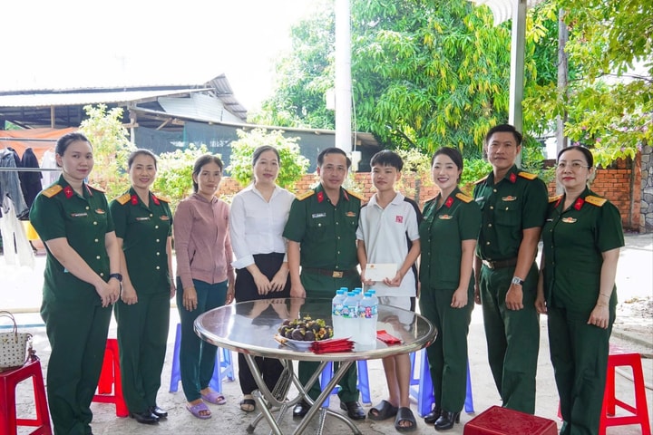 TP.HCM: Tặng quà con cán bộ, chiến sĩ mắc bệnh hiểm nghèo
