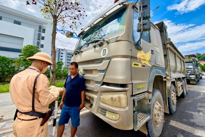 Quyết liệt kiểm soát xe quá tải, xe cơi nới trên các tuyến trọng điểm ở Hà Nội
