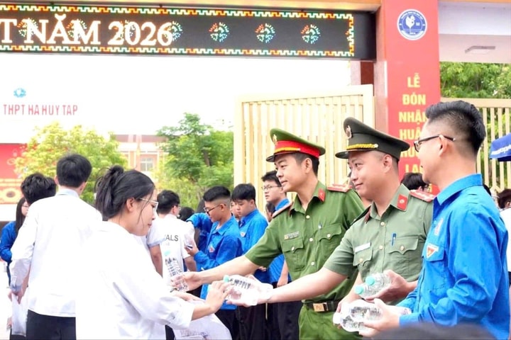 Màu áo xanh tiếp sức sĩ tử vượt vũ môn