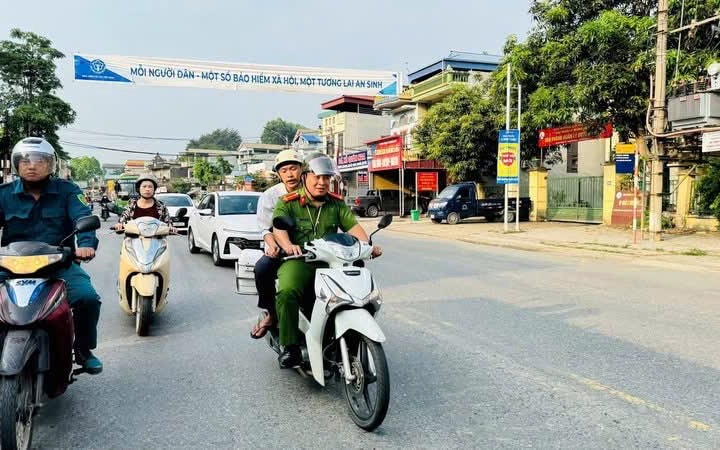 Công an xã chạy đua thời gian giúp thí sinh kịp giờ thi