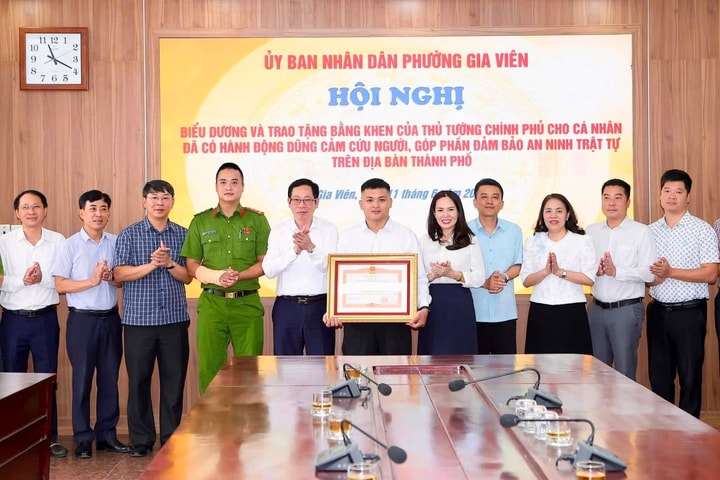 Tặng Bằng khen của Thủ tướng cho công dân dũng cảm cứu người