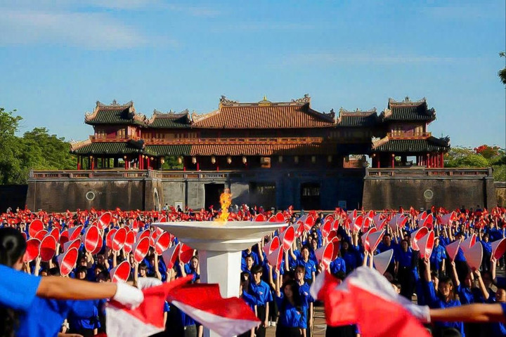Hơn 2.000 thanh niên thắp lửa yêu nước tại Ngọ Môn