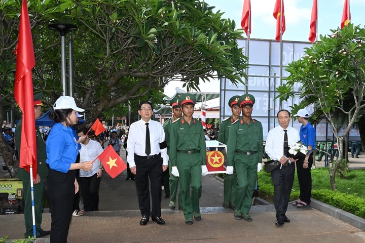 Phó Thủ tướng Hồ Quốc Dũng dự lễ truy điệu, an táng 18 hài cốt liệt sĩ ở Gia Lai