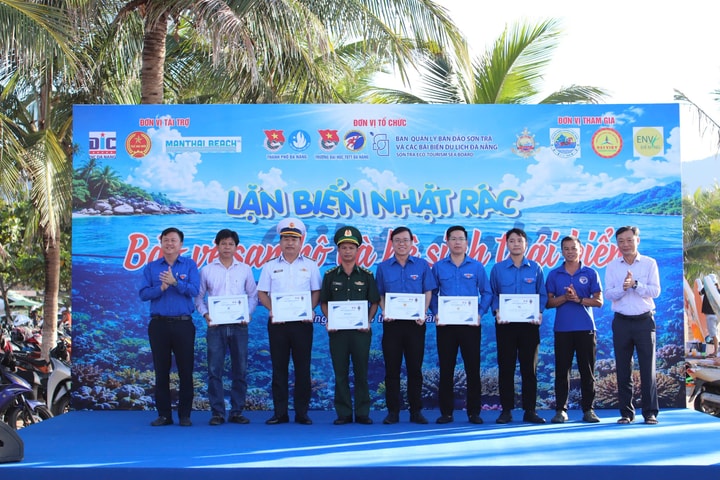 Hơn 1.200 tình nguyện viên Đà Nẵng nhặt rác, lặn biển giải cứu san hô