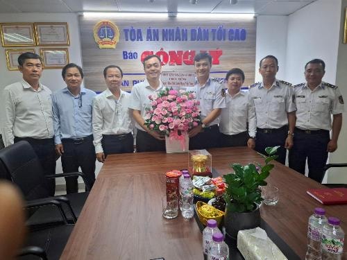 Bộ Tư lệnh Vùng Cảnh sát biển 3 thăm, chúc mừng Báo Công lý