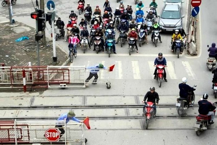 Cố ý vượt đèn đỏ tại đường sắt: Đừng đánh đổi tính mạng bằng vài giây vội vã