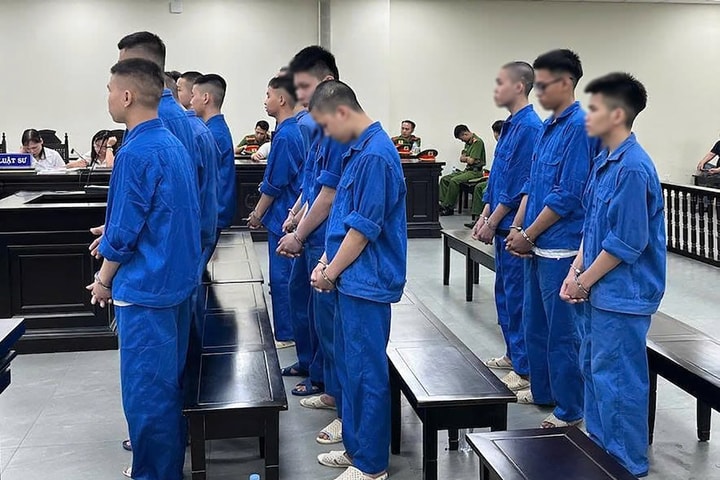 Hỗn chiến bằng gạch đá sau màn nẹt pô, 17 bị cáo lĩnh án