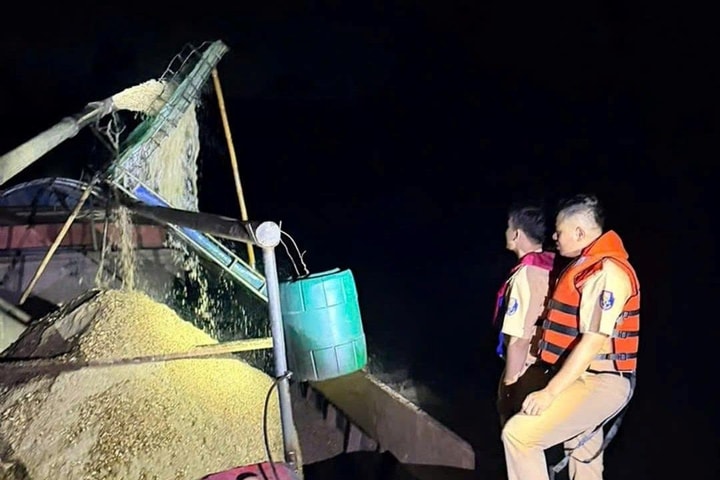 Bắt quả tang hai tàu khai thác cát trái phép trên sông Lam