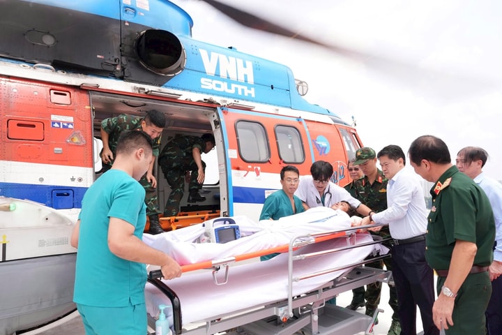 Đưa nhân viên y tế nguy kịch về đất liền