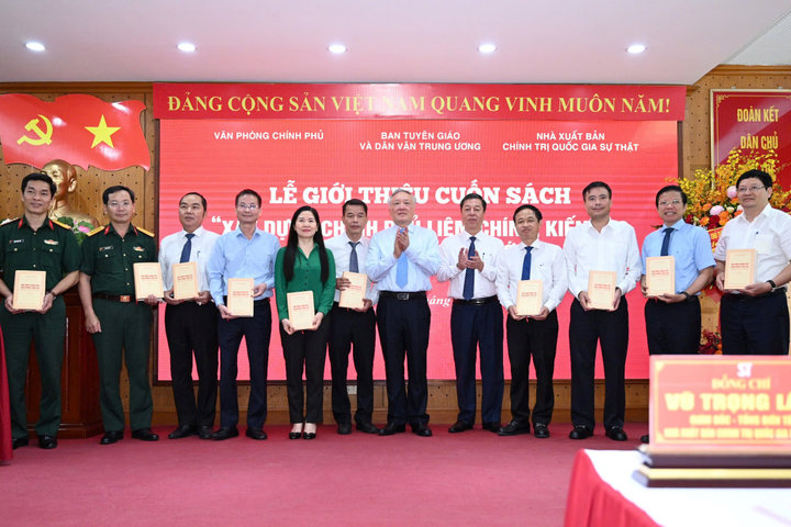 Lễ giới thiệu cuốn sách “Xây dựng Chính phủ liêm chính, kiến tạo trong kỷ nguyên mới”