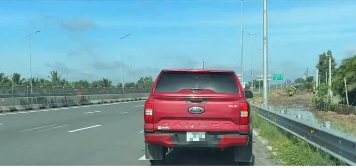 Dừng xe khẩn cấp trên cao tốc: Tuân thủ quy định, bảo đảm an toàn khi xử lý sự cố