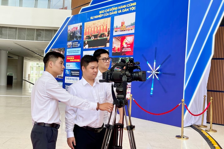 Nỗ lực thầm lặng của những người đứng sau ống kính
