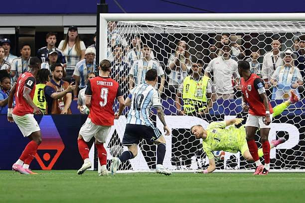 Messi lập cú đúp, phá kỷ lục ghi bàn ở World Cup
